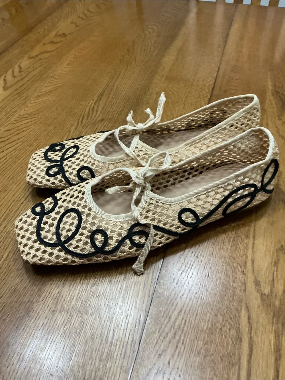 Woman’s Margot Sq toe mesh tan flats with black design. Size 41. Tie. Like new!
